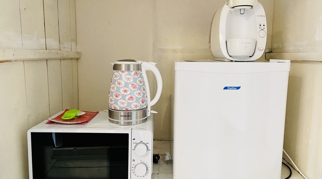 Réfrigérateur, micro-ondes, machine à café Tassimo, et bouilloire à disposition