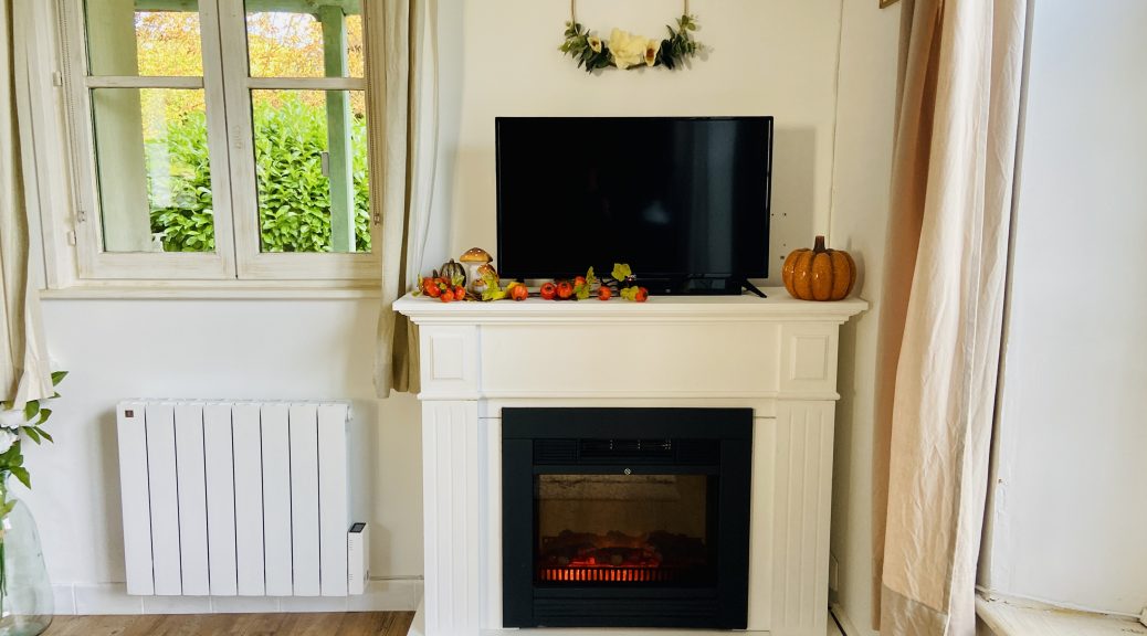 La cheminée électrique et sa décoration d'automne