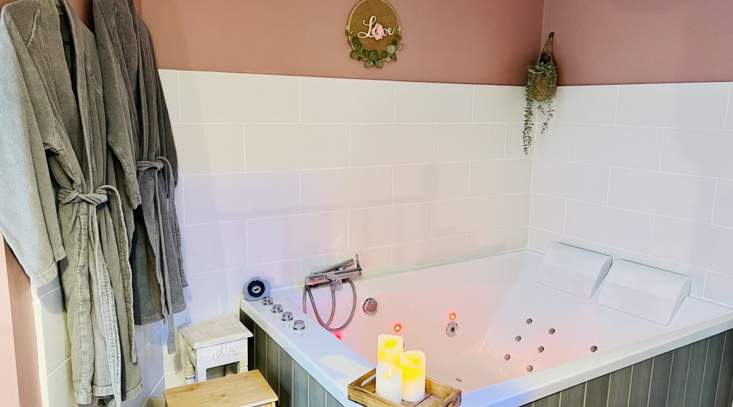 La baignoire spa avec jets de massage et luminothérapie du Cottage