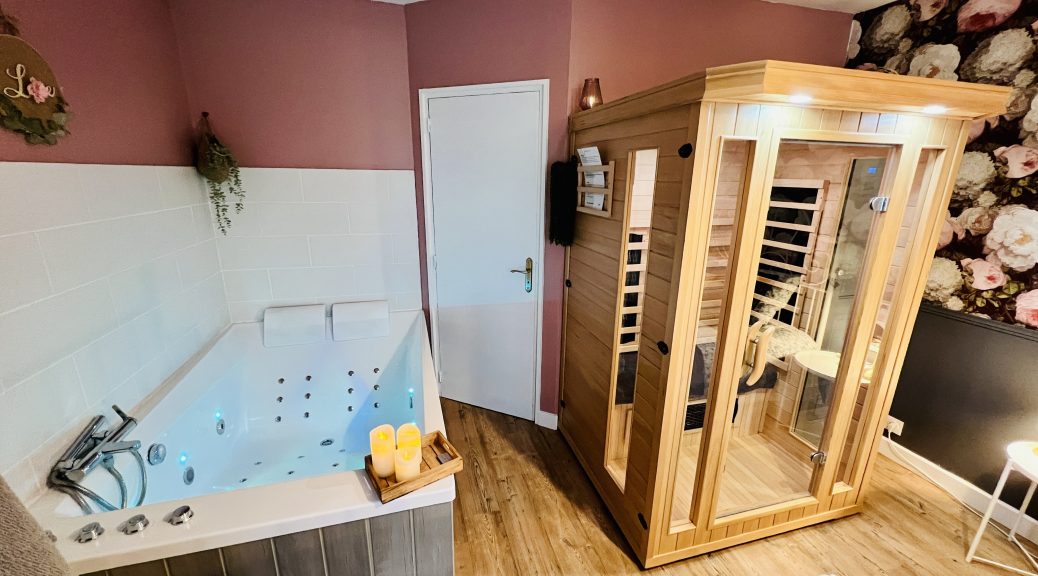 La chambre avec baignoire spa et sauna